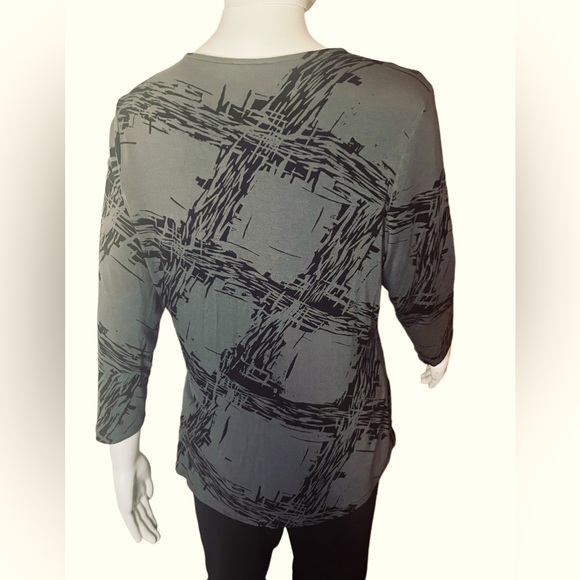 Ann Taylor gray and black 3/4 sleeve pullover v-neck - Picture 3 of 5